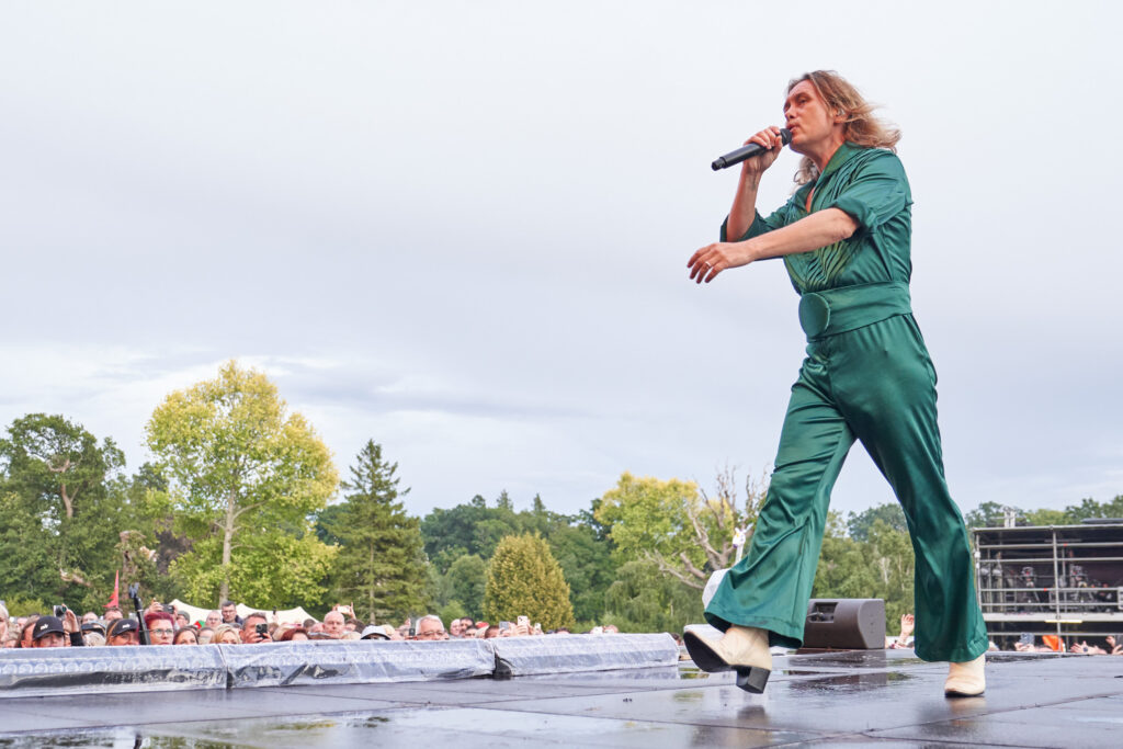 Mark Owen Photography as he performs a fantastic set on the Sandringham Royal Estate supporting the Robbie Williams 2023 Tour.